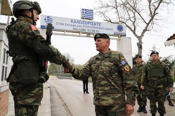 Αρχηγός ΓΕΕΘΑ: Eορταστική «επιθεώρηση» σε μονάδες και φυλάκια του Έβρου